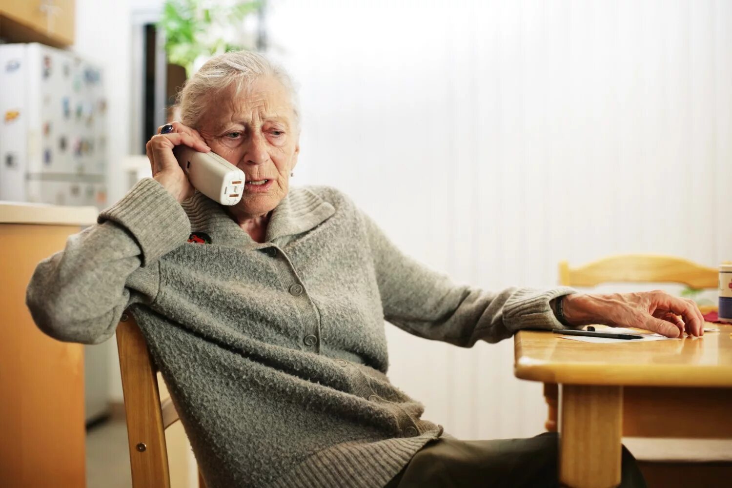 Пожилая женщина с телефоном. Пенсионер с телефоном в руке. Телефон для пожилых. Пожилая женщина с телефоном в руках.