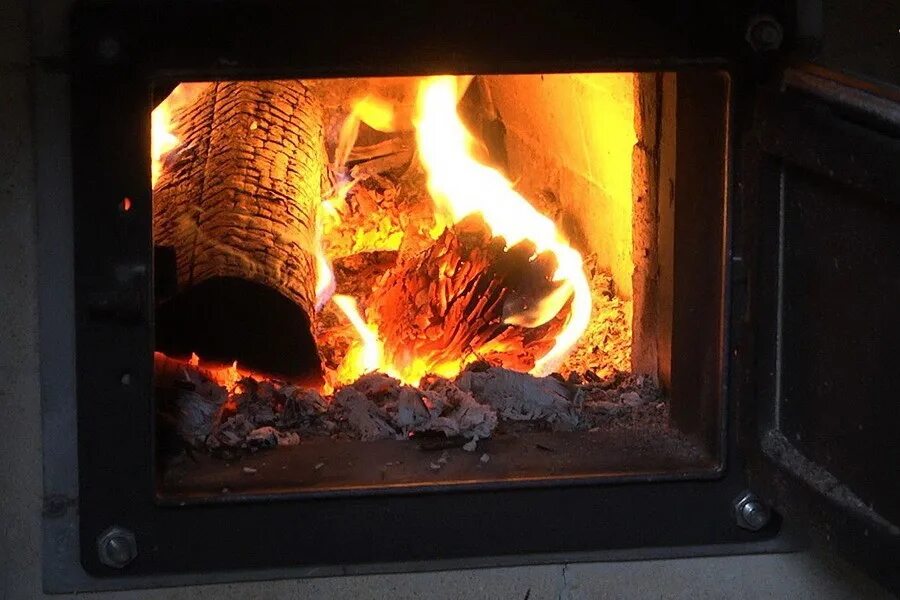 Чугунное печное литье svt (финляндия). Печной портал пдт 6ас. Печь топочно. Дверца топочная со стеклом дт-6ас rlk 365 (345*289 мм). Огонь в печи.