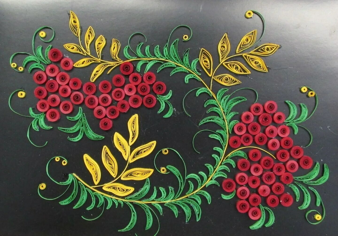 декоративно прикладное искусство аппликации. аппликация из соломки. декоративное панно из соломки. пластилиновая аппликация. аппликация из цветов.