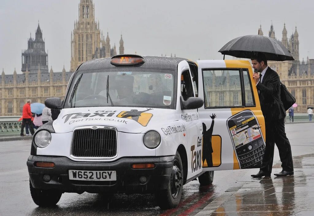 Такси едет по дороге. Gettaxi. gett такси. джет такси. фото такси gett.