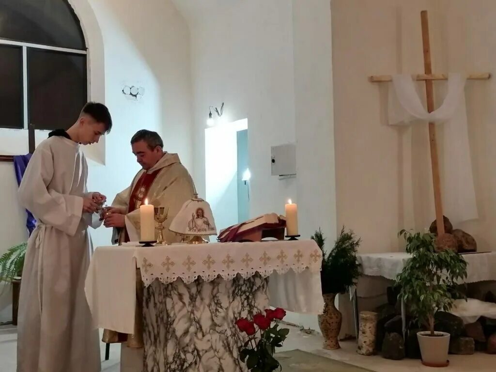 священник педагогов. страстная пятница. служба на радоницу в пинске 2023 год. воспоминание тайной вечери.