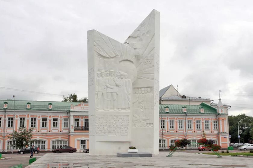 Памятник маршала конева вологда. В. Памятники героям вологды. Площадь революции вологда вечный огонь. Памятник октябрьской революции вологда.