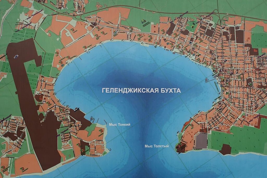 Геленджикская бухта тонкий мыс на карте. Голубая бухта в Геленджике на карте. Карта бухты Геленджика. Геленджикская бухта на карте Геленджика.