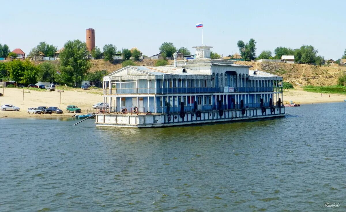 Дебаркадер однодечный. Ресторан старая пристань кострома. Дебаркадер отдых. Припятский дебаркадер. Дебаркадер коломна.