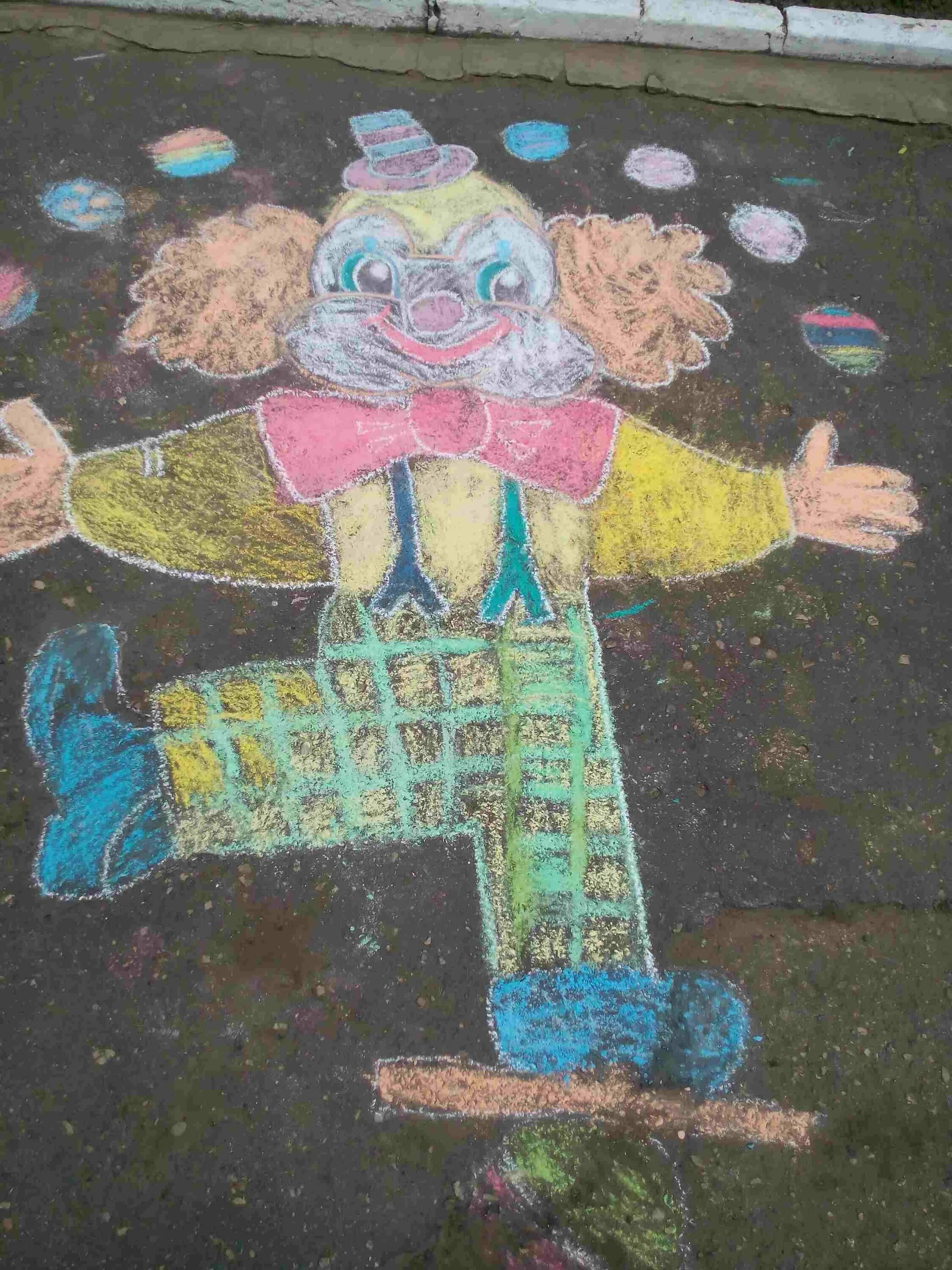 Что нарисовать мелками на асфальте. Рисунки на асфальте.. рисование мелом на асфальте. рисунки на асфальте мелками. рисование мелками на асфальте в детском саду.