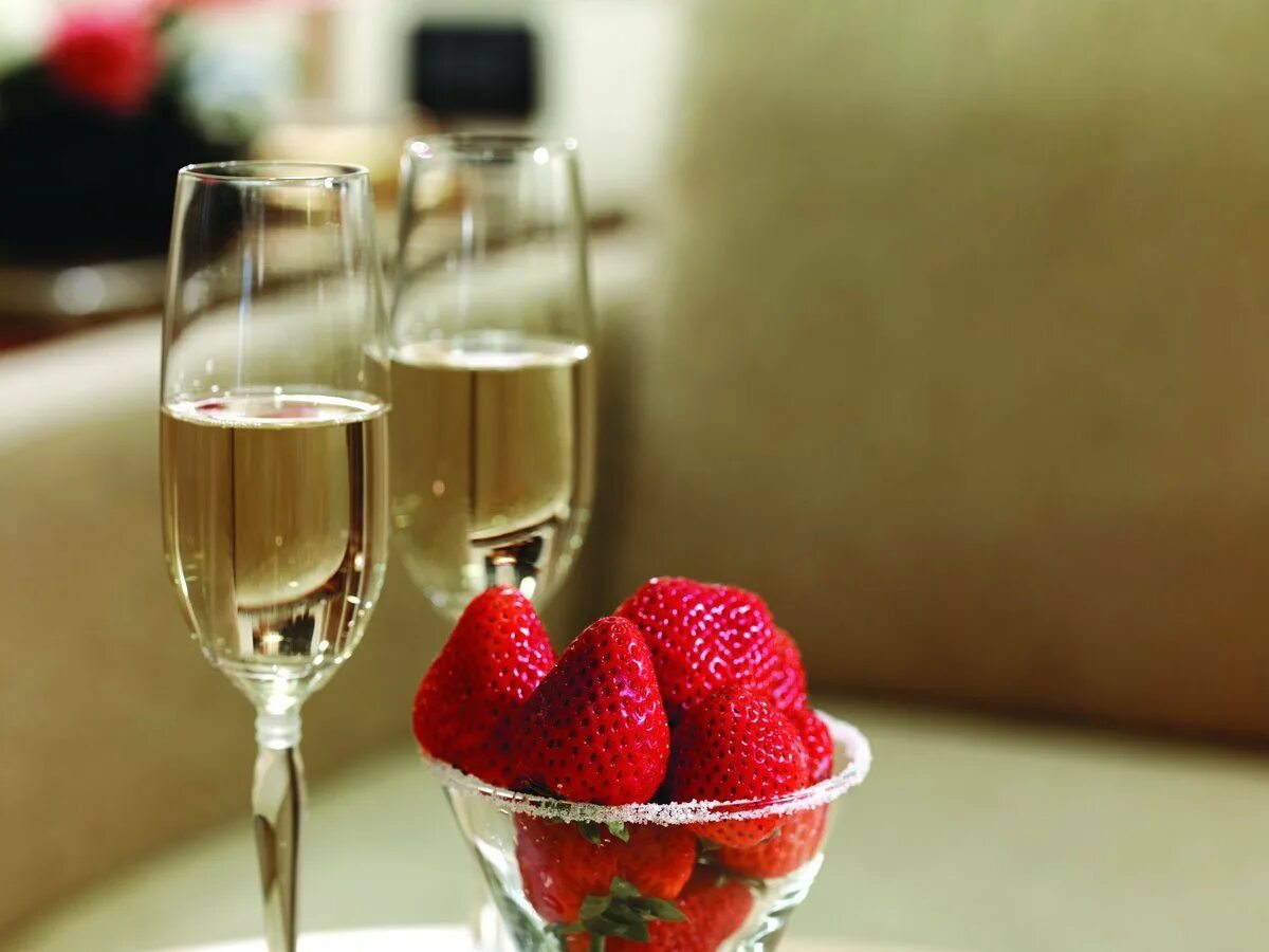 Maison strawberry champagne. Шампанское с клубникой. Бокал шампанского с клубникой. Клубника в бокале с шампанским. Бокалы с шампанским.