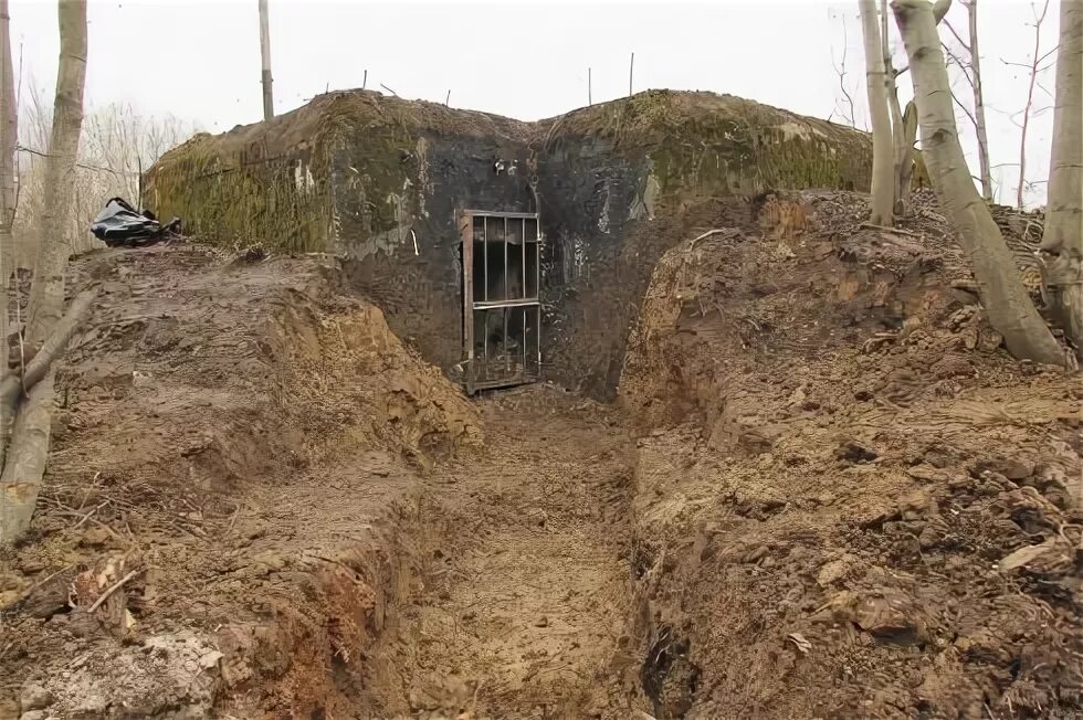 окоп землянка траншея одним словом. окоп землянка траншея одним словом. блиндаж. блиндаж землянка окоп. полевая фортификация блиндаж.