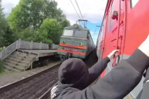 Поезд цепляет вагоны