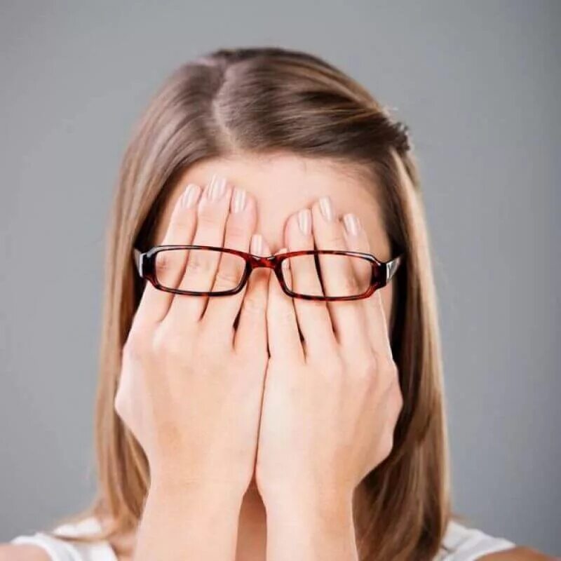 Проблемы со зрением. Ухудшение зрения. Нарушение зрения. Расстройства зрения. Закрытые глаза руками.