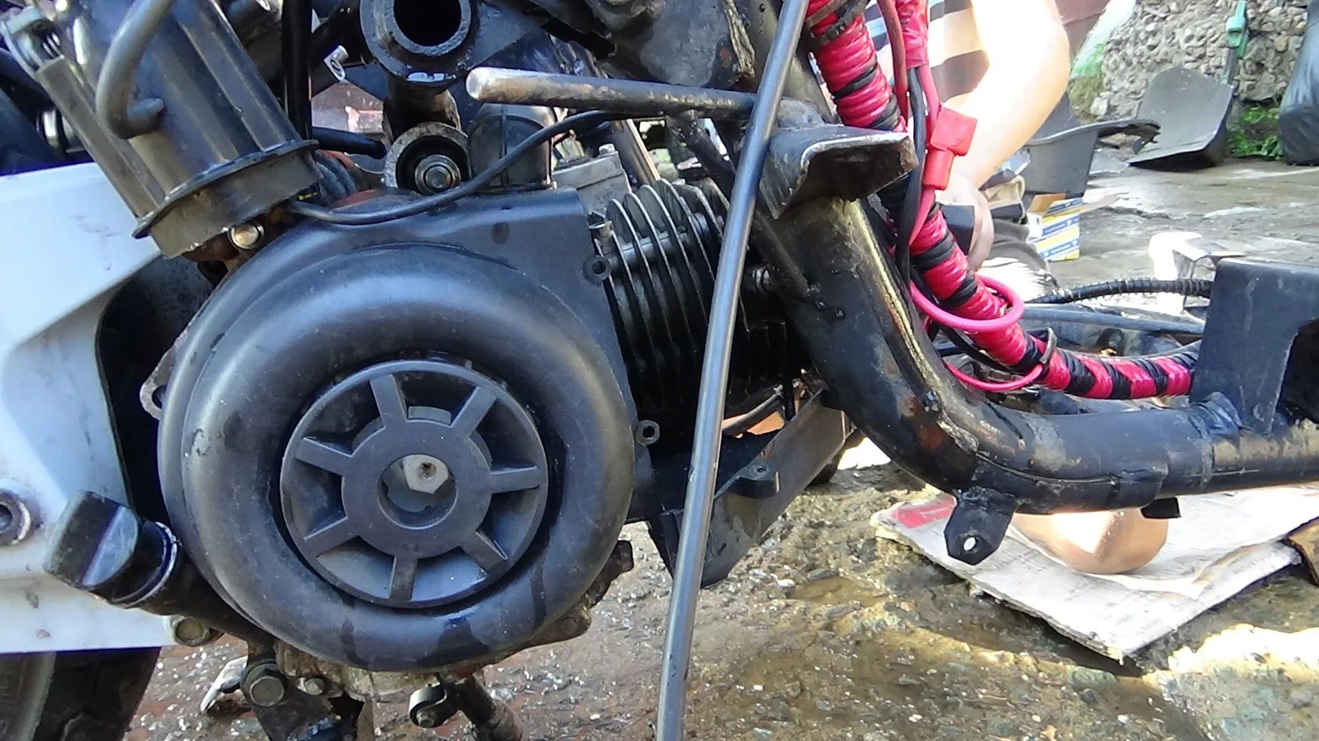 Кожух охлаждения suzuki lets 2. Водяное охлаждение альфа 110. Масляный радиатор на 139qmb. Водяное охлаждение yamaha aerox. Кожух обдува сузуки летс.