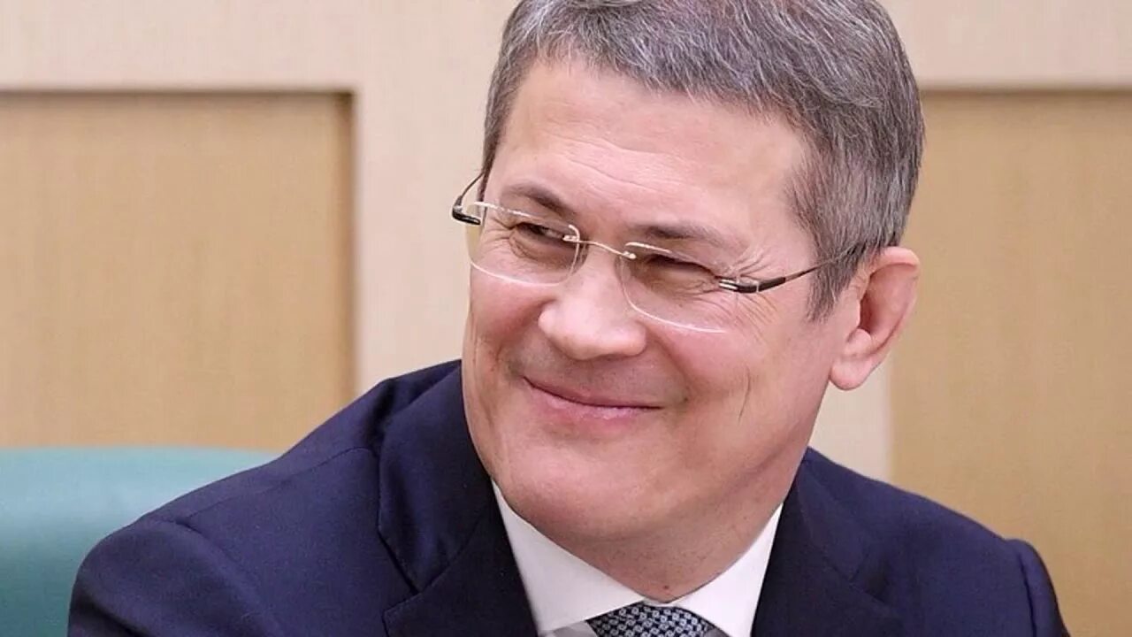 Где работает хабиров. Радий хабиров. радий хабиров улыбается.