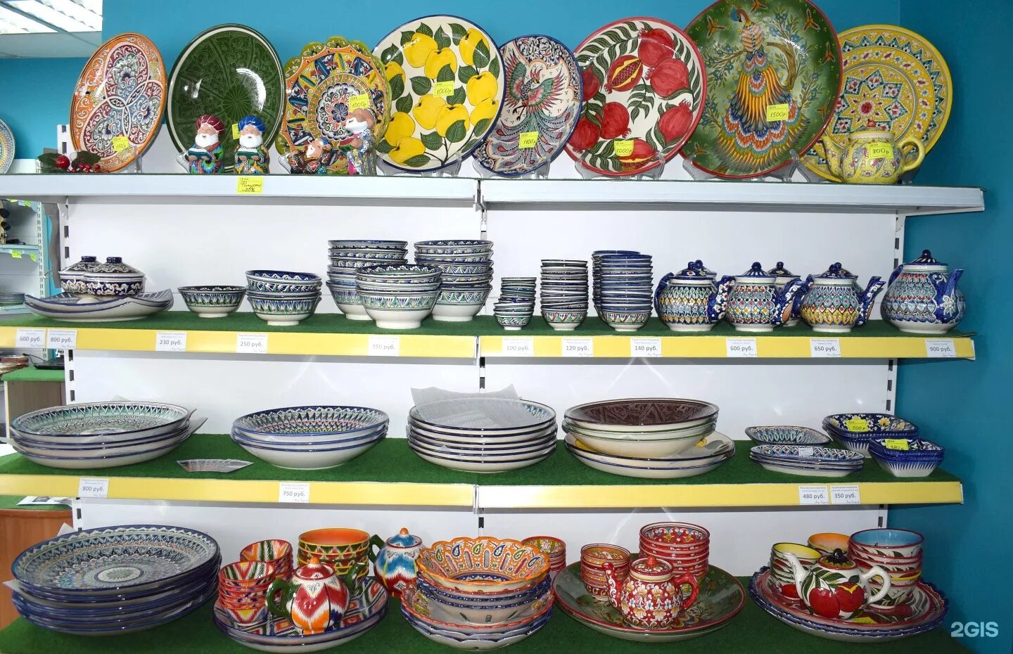 Абакан мир казанов. Барнаул мир казанов. Витрины для казанов. Мир казанов. Магазин посуды и казанов.