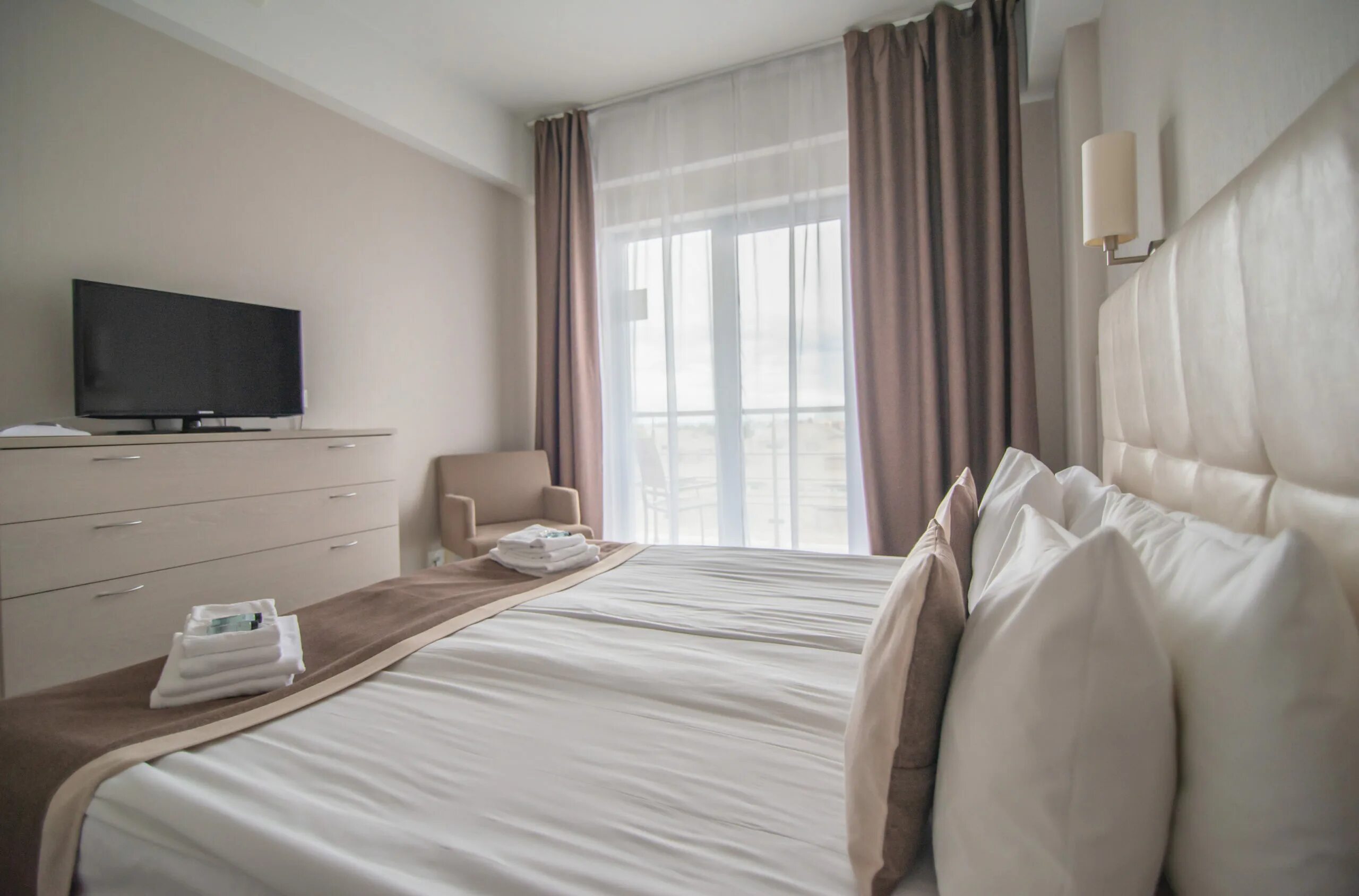 Бридж фэмили резорт 3 адлер. Bridge resort стандарт. бридж резорт персонал.