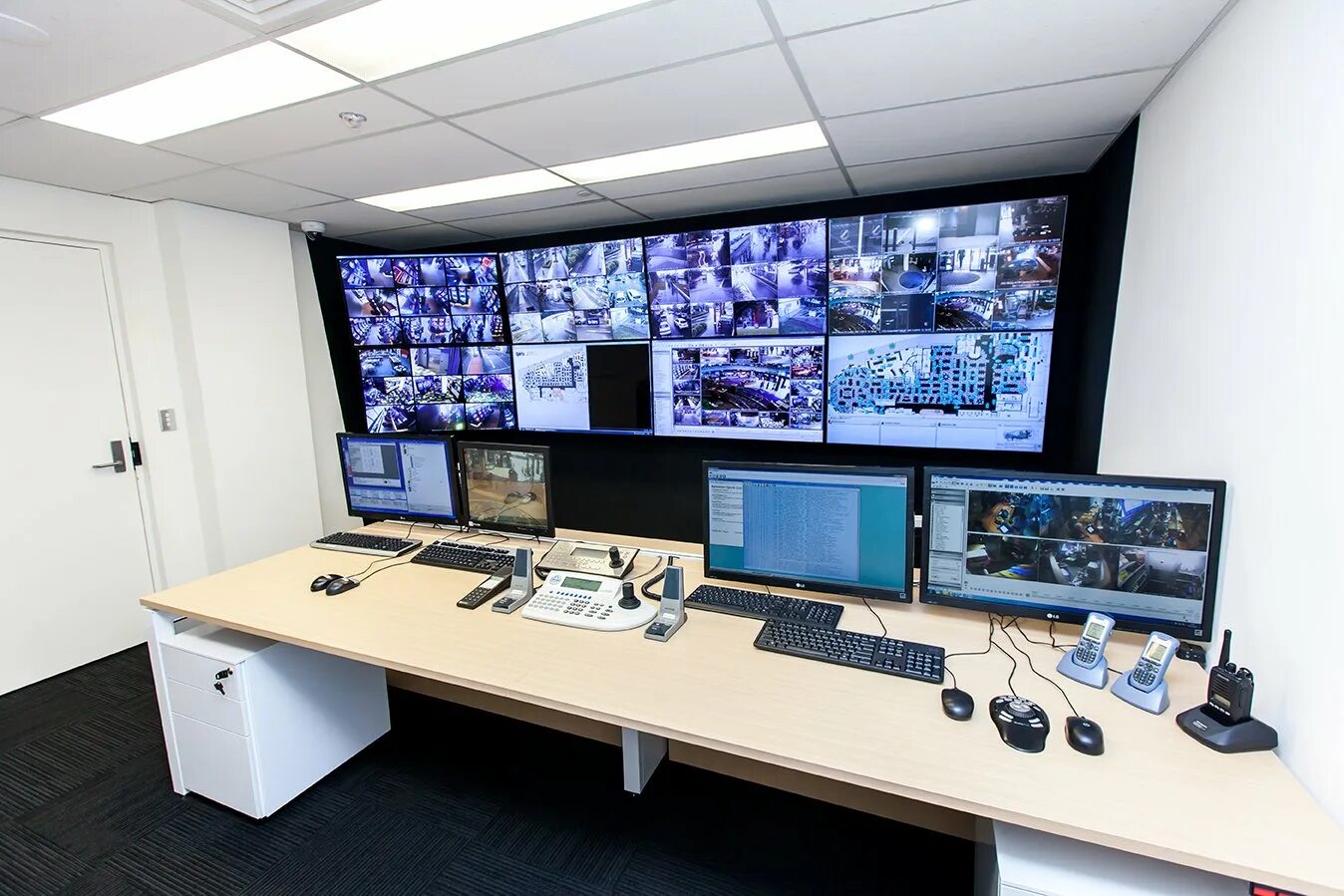 Операторская. Операторская комната. security control room. мониторная панель. что такое цифровой видеокомплекс.
