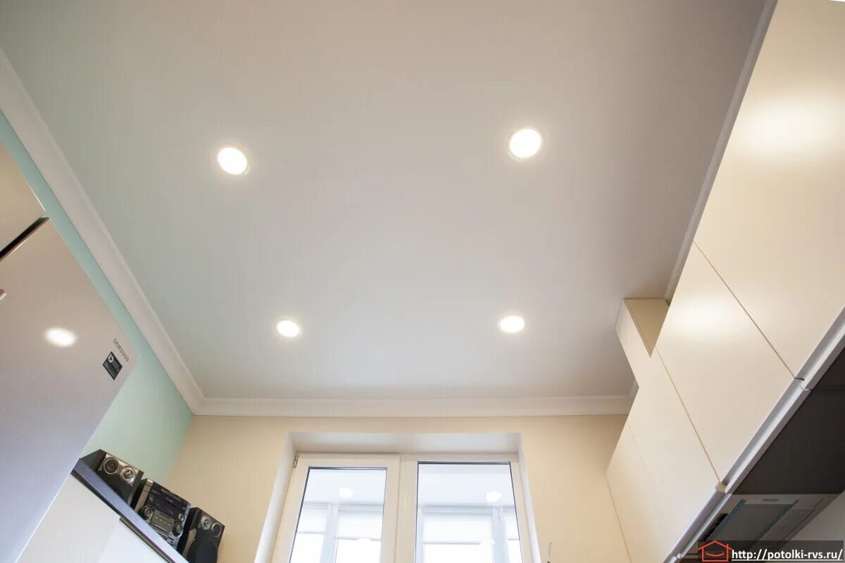 сатиновый потолок с лампочками. матовый потолок с лампочками. матовый потолок с точечными светильниками. натяжной потолок матовый белый с лампочками. натяжной потолок матовый белый с лампочками.