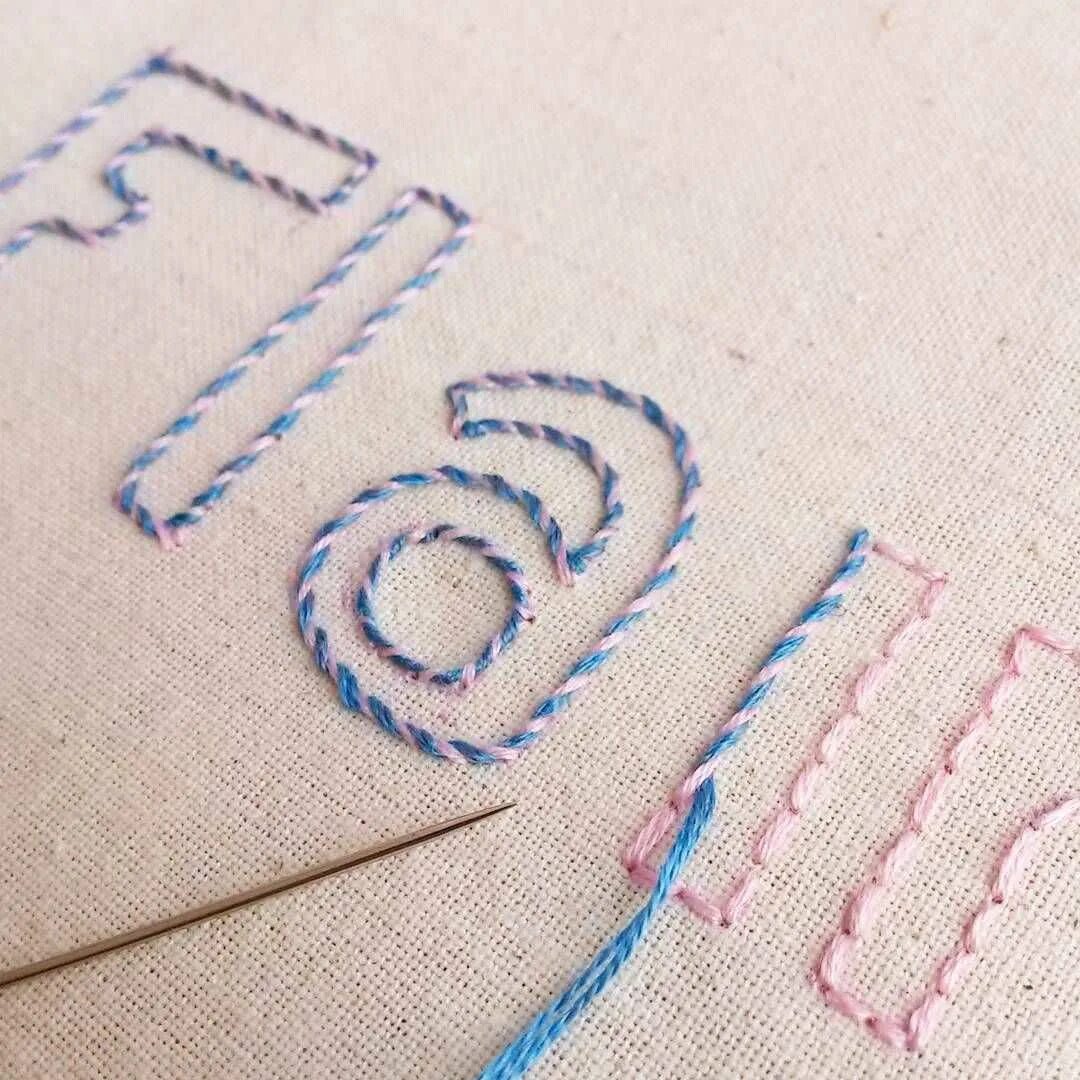 Техника вышивания букв. Вышивка стежками буквы. Вышивка нитками буквы. Вышивка на ткани нитками буквы. Вышивание букв на ткани.