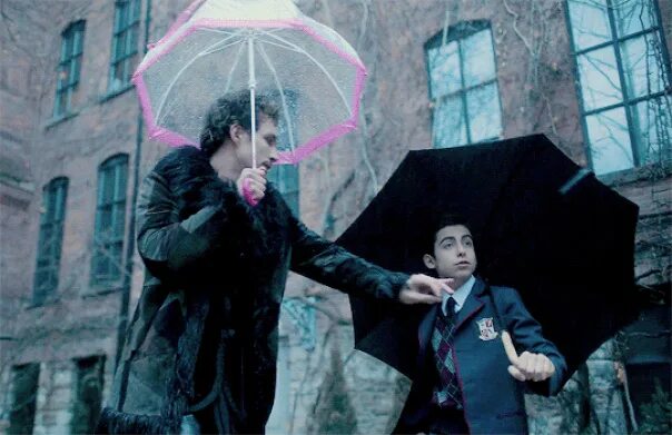 When i came it rain. Академия Амбрелла пятый и Клаус. Пятый Академия Амбрелла гиф. Академия Амбрелла Клаус и пятый гиф. Эйдан Галлахер Академия Амбрелла.