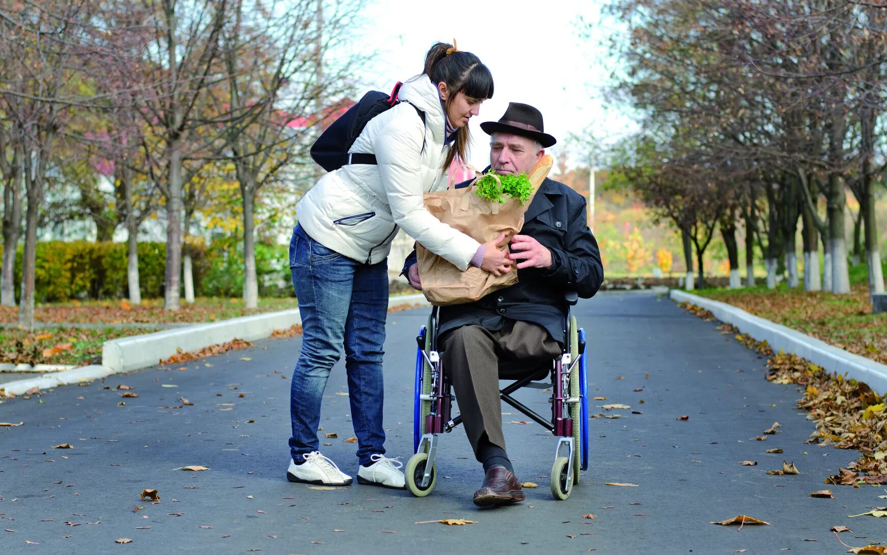 Фотосессия инвалидов. Люди на улице с колясками. Пожилые и инвалиды. Поддержка инвалидов. Организация которая помогает людям