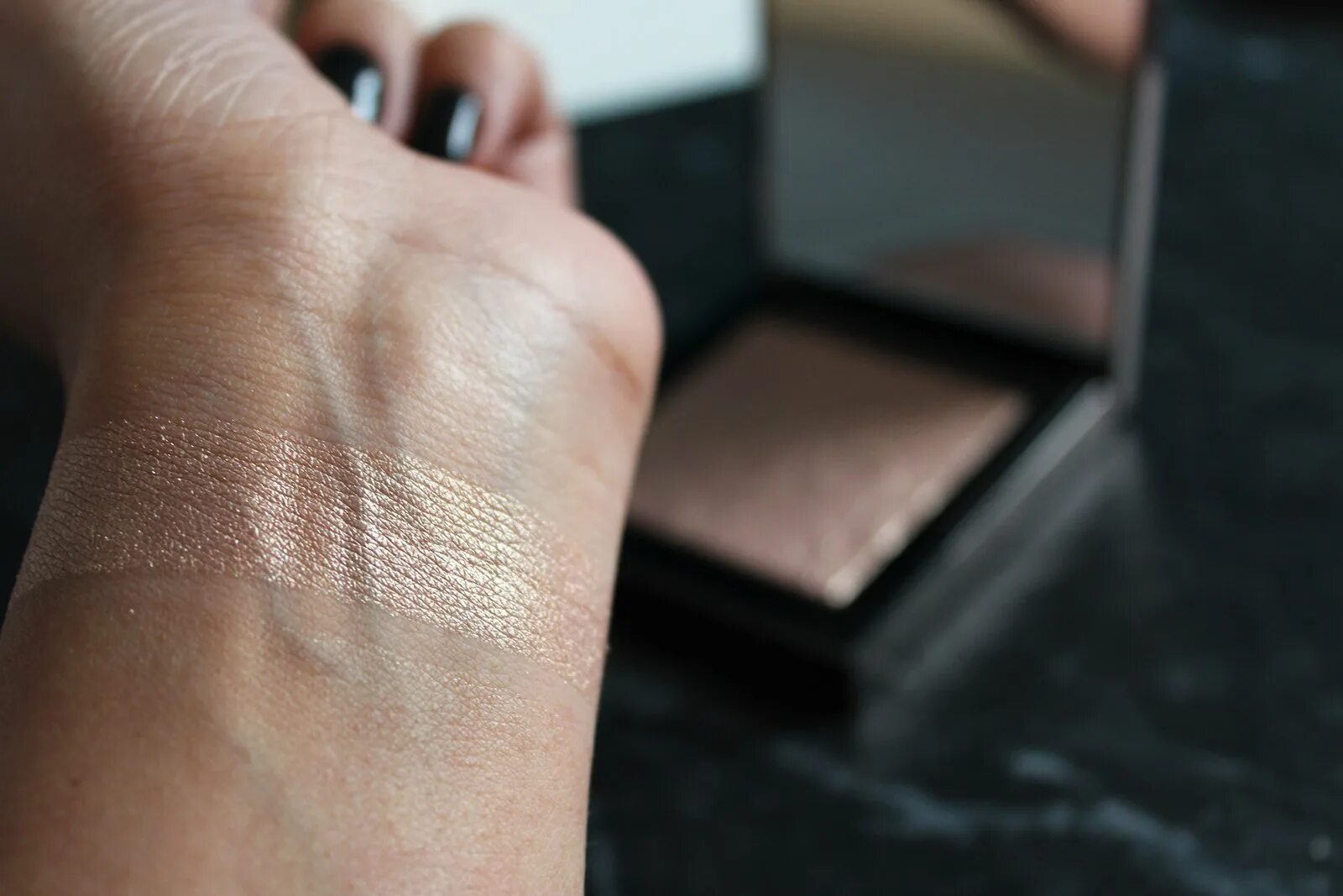 Glow highlighter. Burberry fresh glow highlighter. burberry fresh glow highlighter in rose gold. burberry highlighter rose gold. burberry fresh glow highlighter свотчи.
