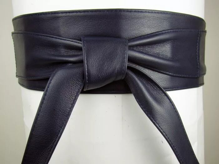 кожаный пояс завязывающийся. ремень на талии. широкий длинный пояс. как завязывать кожаный пояс. модные пояса и ремни.