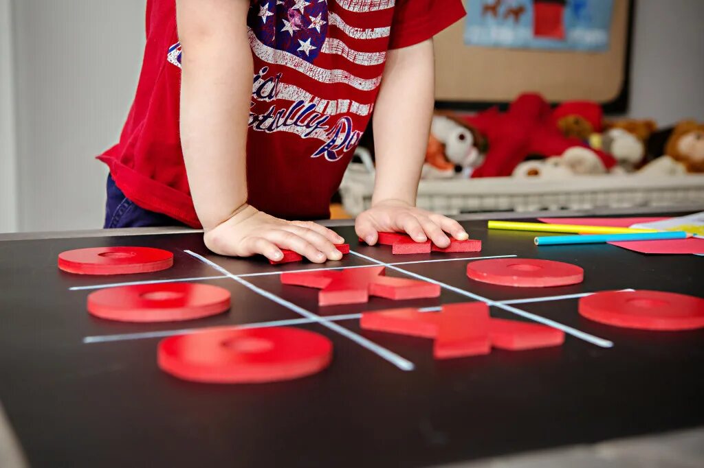 Игра через стол. Kids playing Table games. Table games for Kids. Игра на стол из самоклейки для малышей. Game for children on the Table.