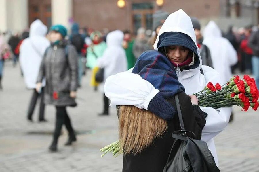 Девушка в трауре. Траур в Пскове сегодня. Объявление траура в россии