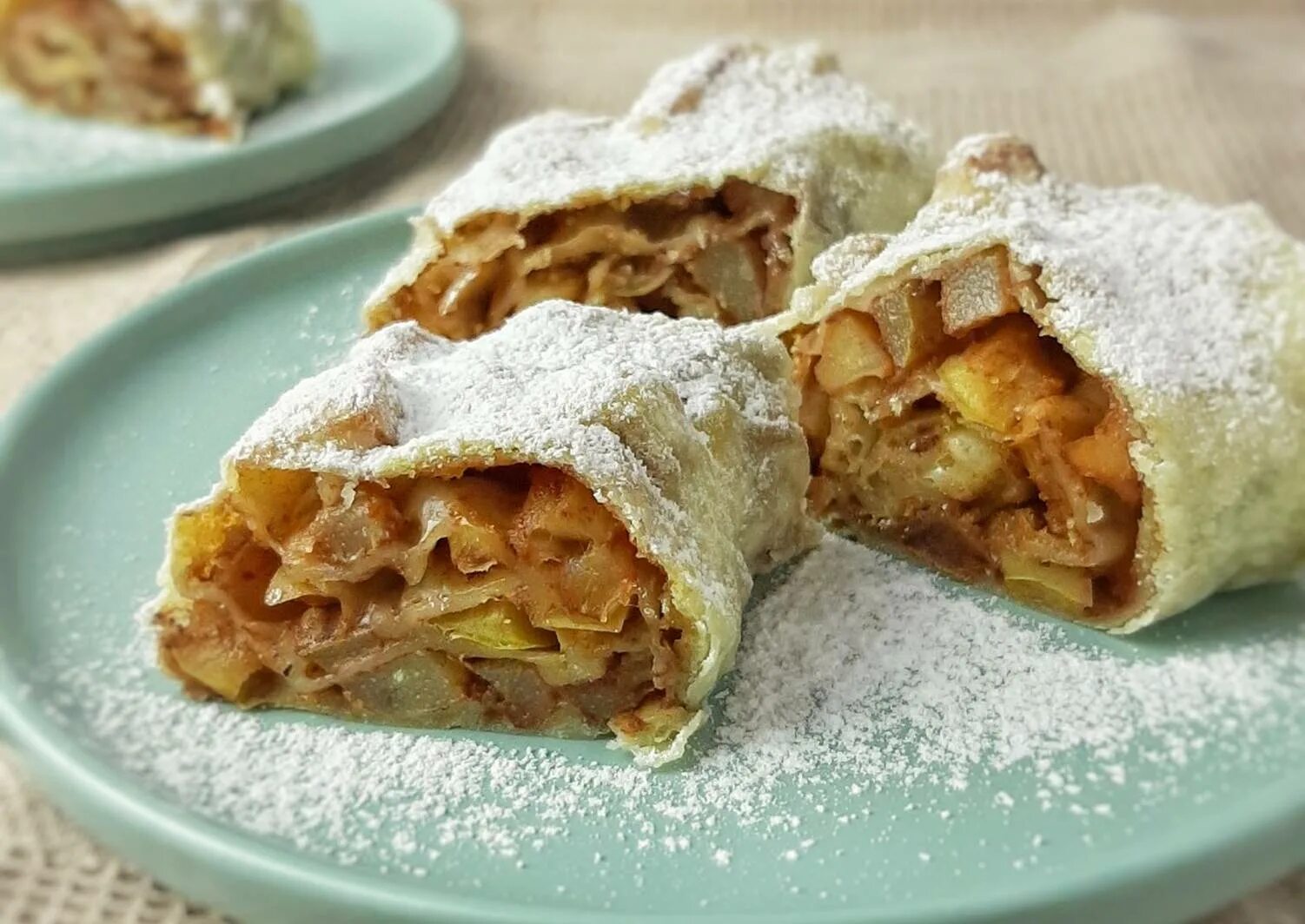 Постный штрудель порционный. Постный штрудель порционный. Постный штрудель. Постный яблочный штрудель. Штрудель осетинский.