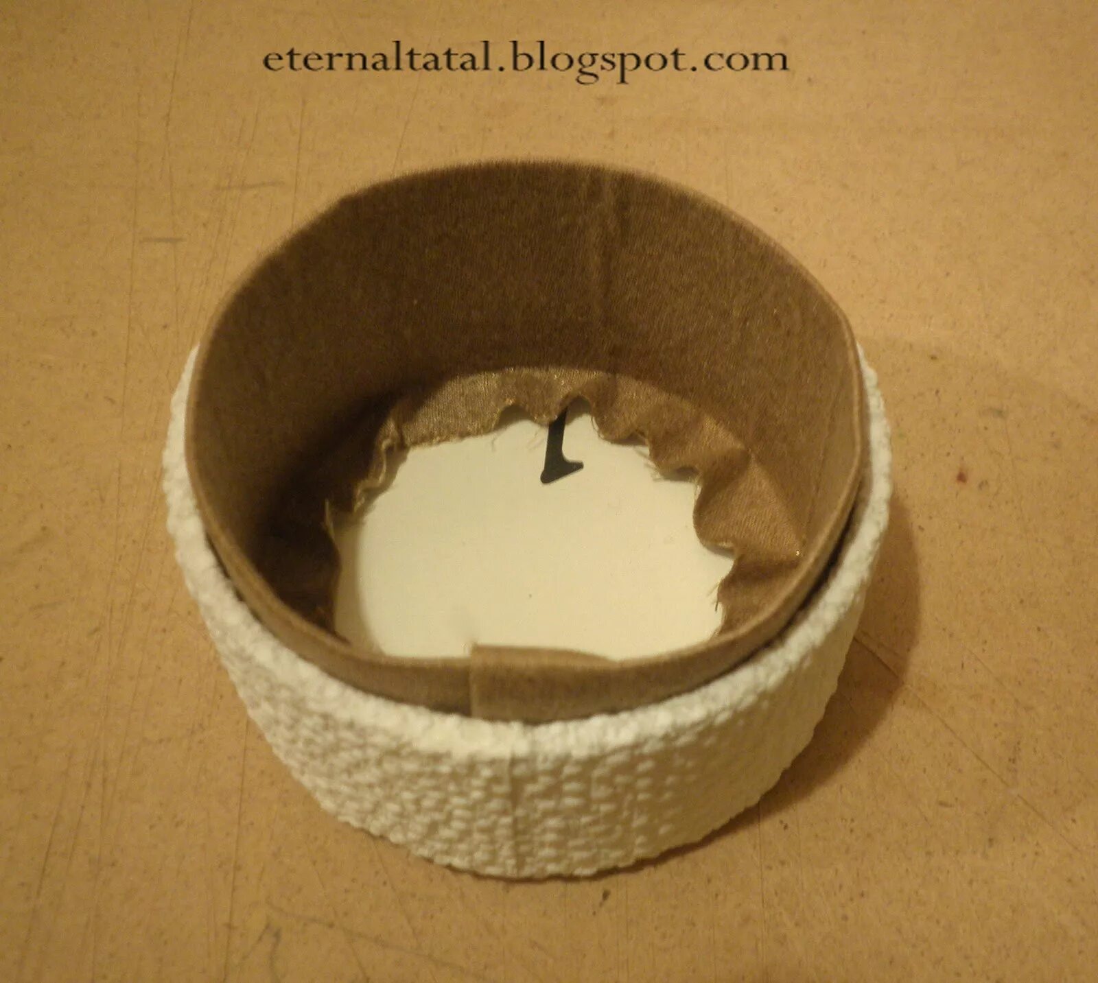 Как сделать коробочку из скотча. Круглая шкатулка из бобины от скотча. Новогодняя шкатулка из бобины от скотча. Шкатулки из бобин от скотча. Как сделать коробочку из скотча.