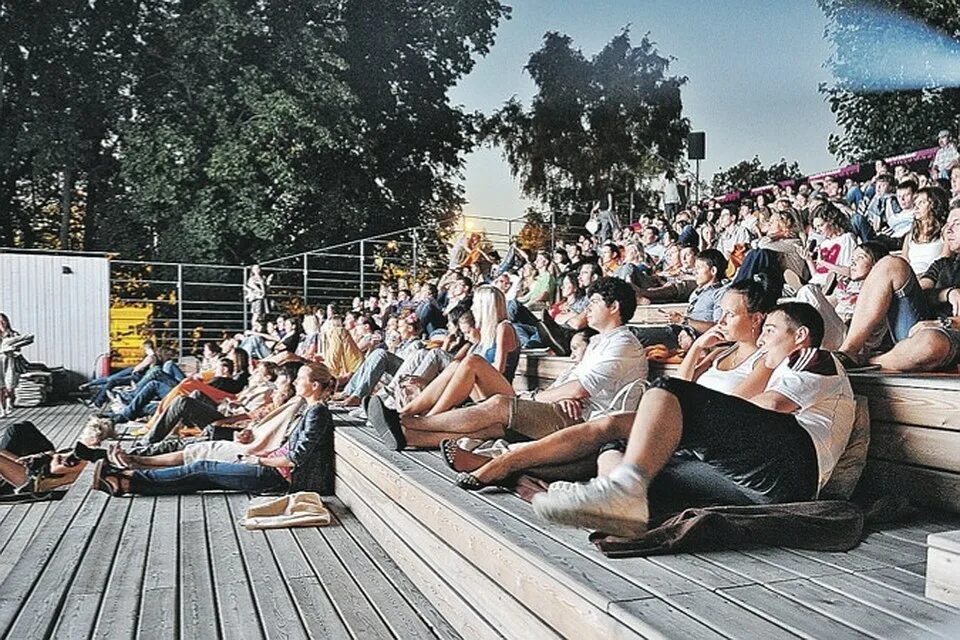 кинотеатр на свежем воздухе в парке горького. кинотеатр саммер синема летний. кинотеатр под открытым небом в парке. летний кинотеатр в парке горького в москве. открытый кинотеатр.