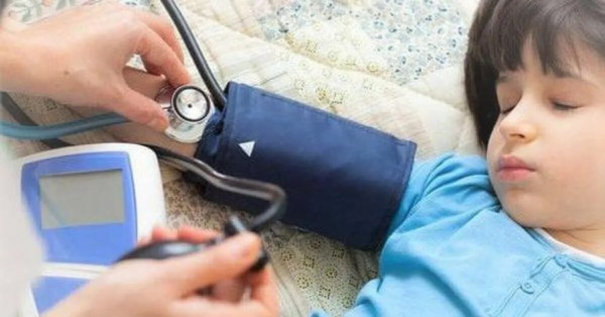 У ребенка давление помощь. Измерение артериального давления у детей. измерение давления у новорожденных. низкое ад у детей. меряют давление ребенку.