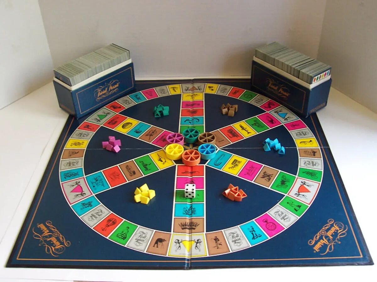 Тривиал персьют игра. Тривиал персьют настольная игра. Настольная игра trivial Pursuit семейное. Кубик к игре trivial Pursuit.