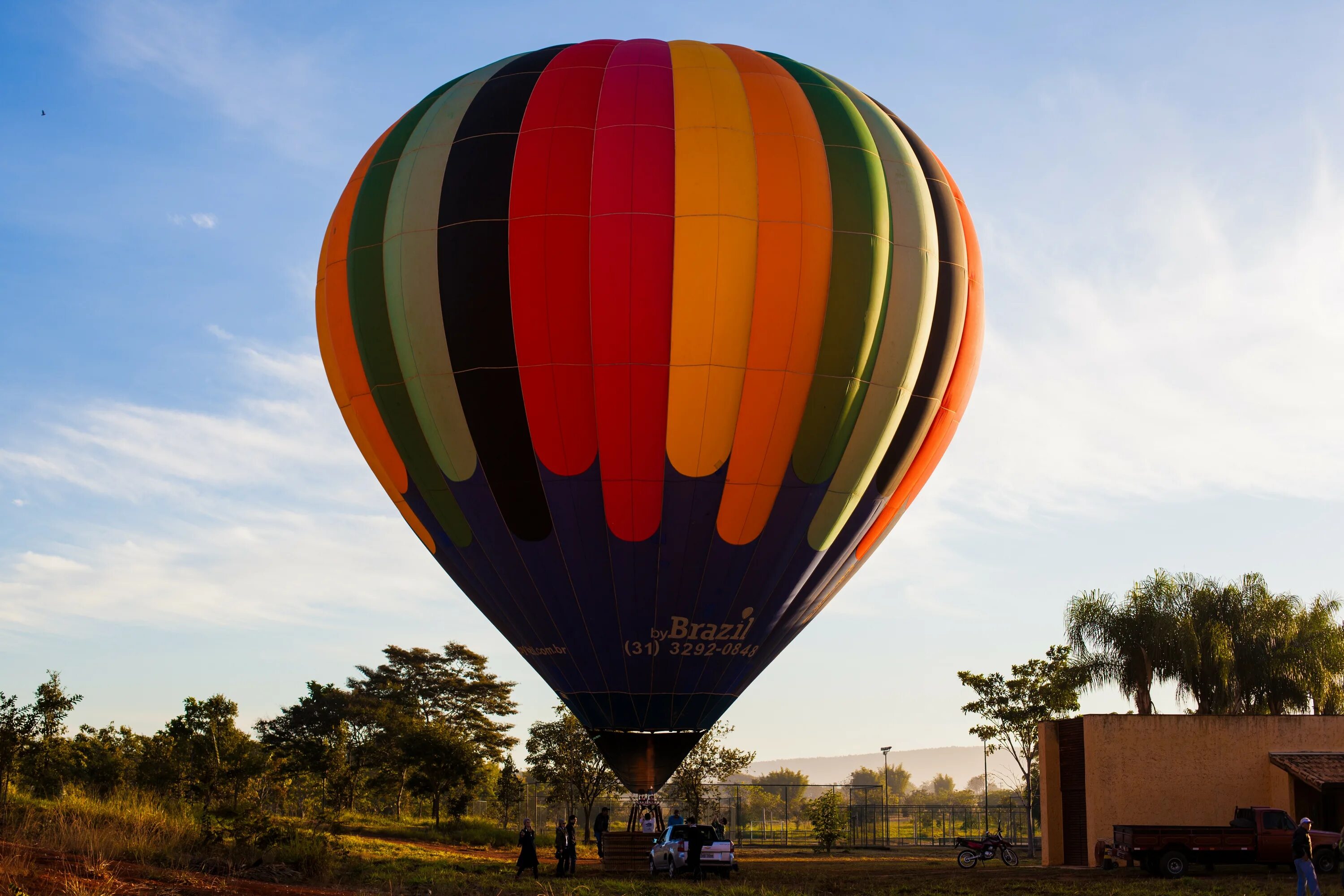 Flying balloon. Воздушные шары. Большой воздушный шар. Шар аэростат. Большие воздушные шары на которых летают.