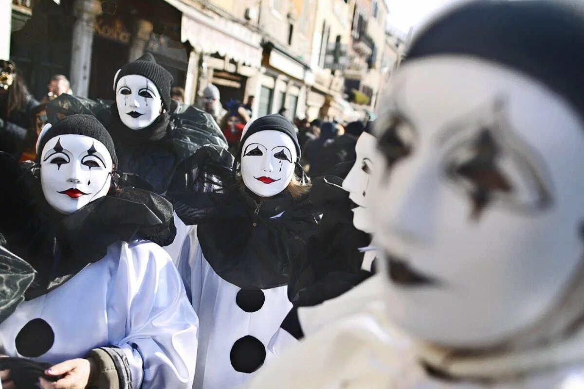 Сколько время в маске. Карнавал в Венеции Пьеро и Коломбина. Человек в маске. Белая маска. Человек в театральной маске.