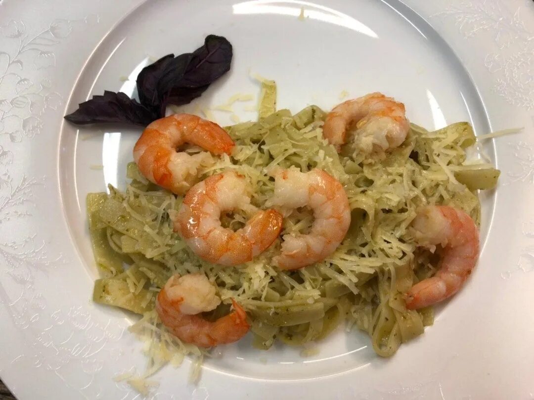 Зеленый соус к морепродуктам. Креветки с песто. Креветки в сливочном песто. Спагетти с морепродуктами. Шпинатные фетучини.