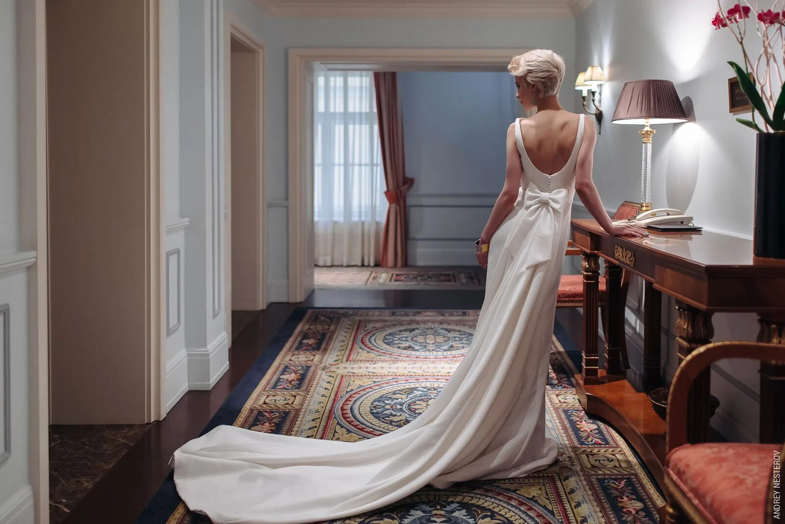 Походка с книгой на голове. Королевская осанка и походка. Осанка королевы. Осанка королевы. Николь кидман в фильме принцесса монако.