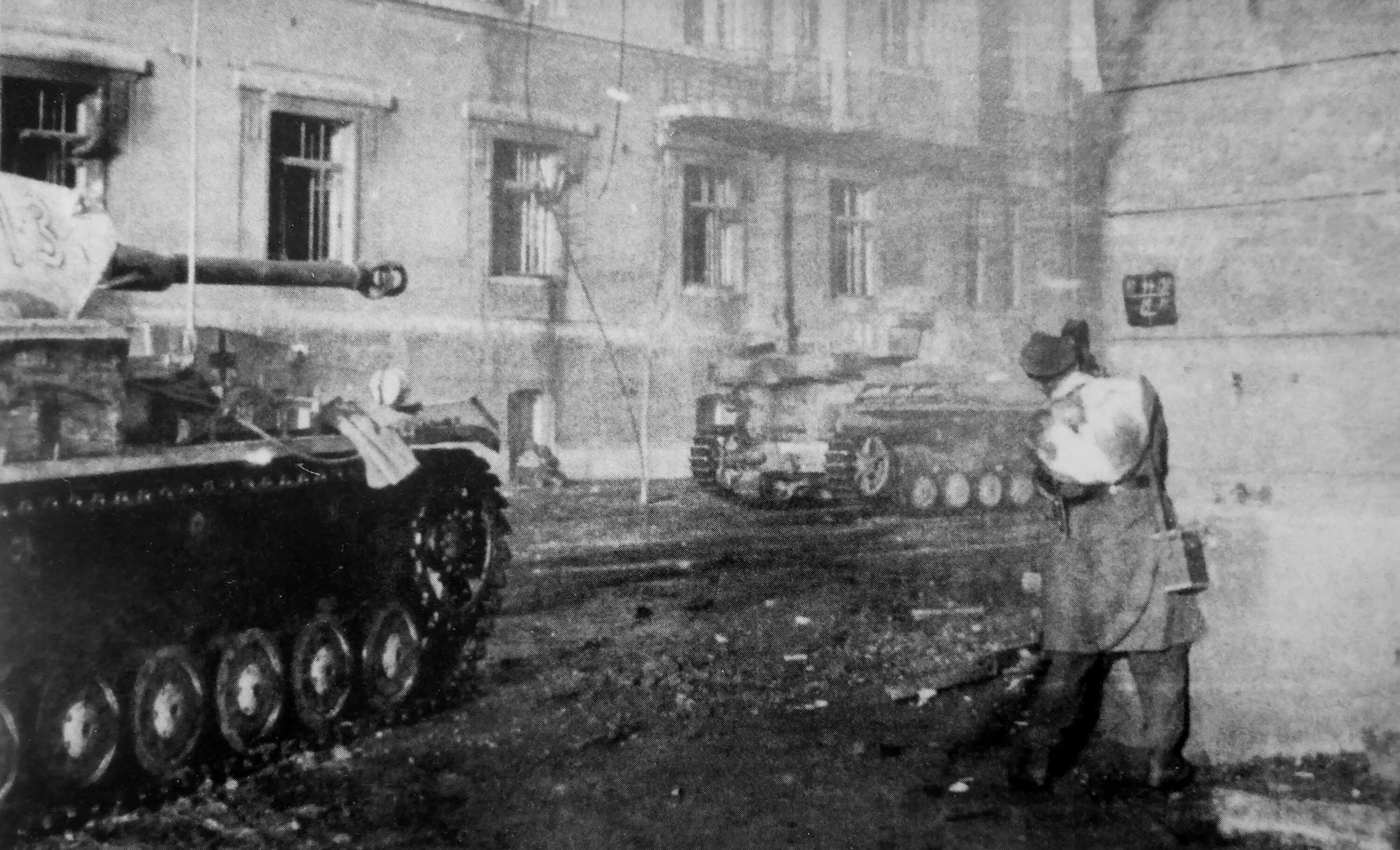 Освобождение харькова битва. Танки Лейбштандарта СС Харьков 1943. PZ IV Харьков 1943. Немцы в Харькове 1943. Немецкие танки Харьков 1943.