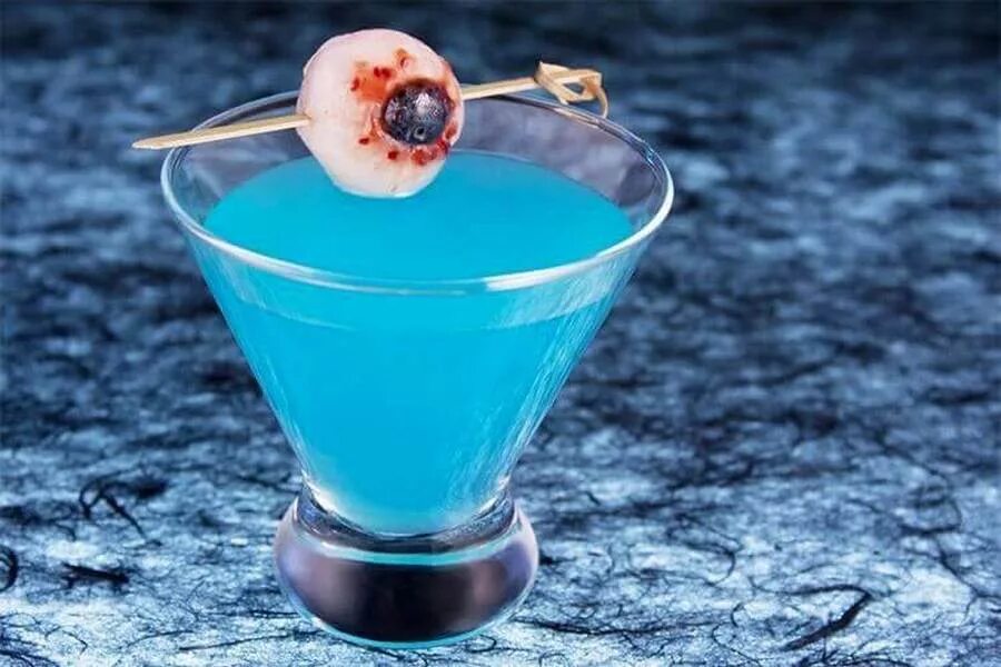 Ужасный напиток. Коктейль Mad Eye Martini. Необычные коктейли. Странный напиток. Напитки на Хэллоуин.