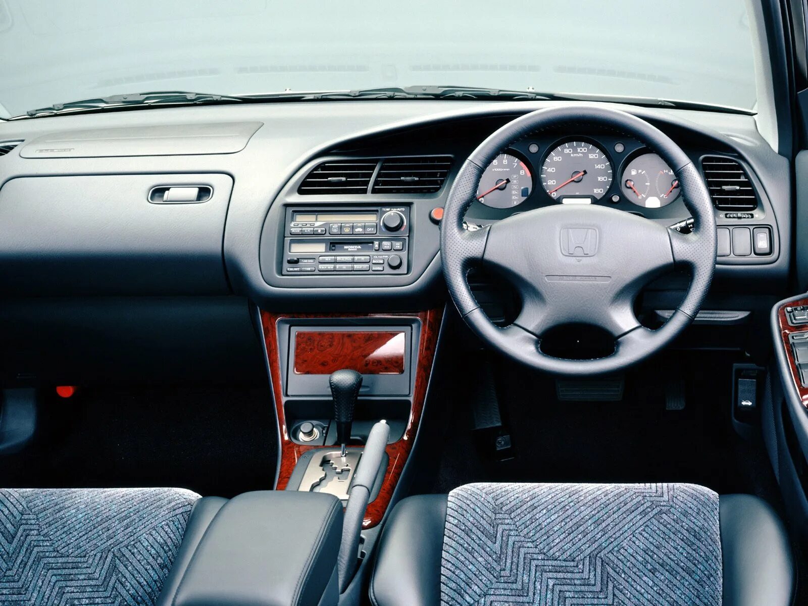 Honda accord 6 левый руль. Honda accord 6 type r салон. Хонда торнео 2000 салон. Хонда аккорд 6 поколения салон. Honda accord 2000 салон.