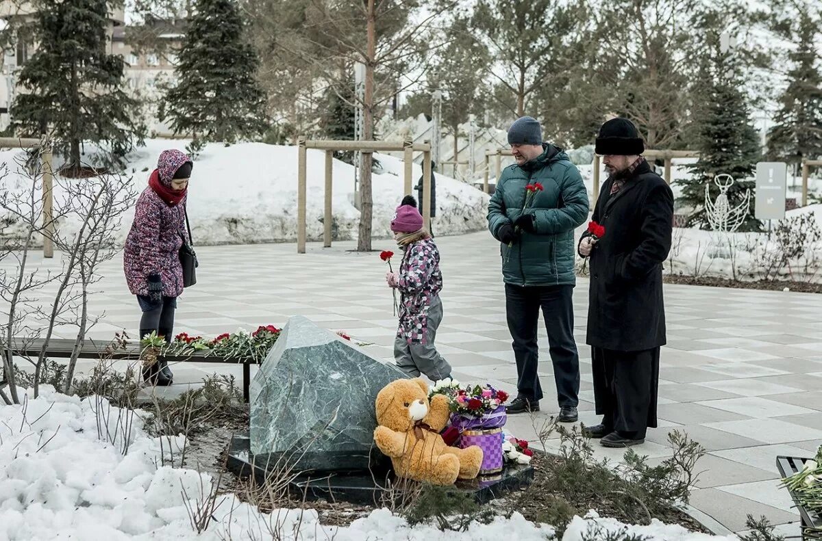 Зимняя вишня судьбы. Зимняя вишня кемерово могилы. кемерово зимняя вишня похороны. похороны детей зимняя вишня.