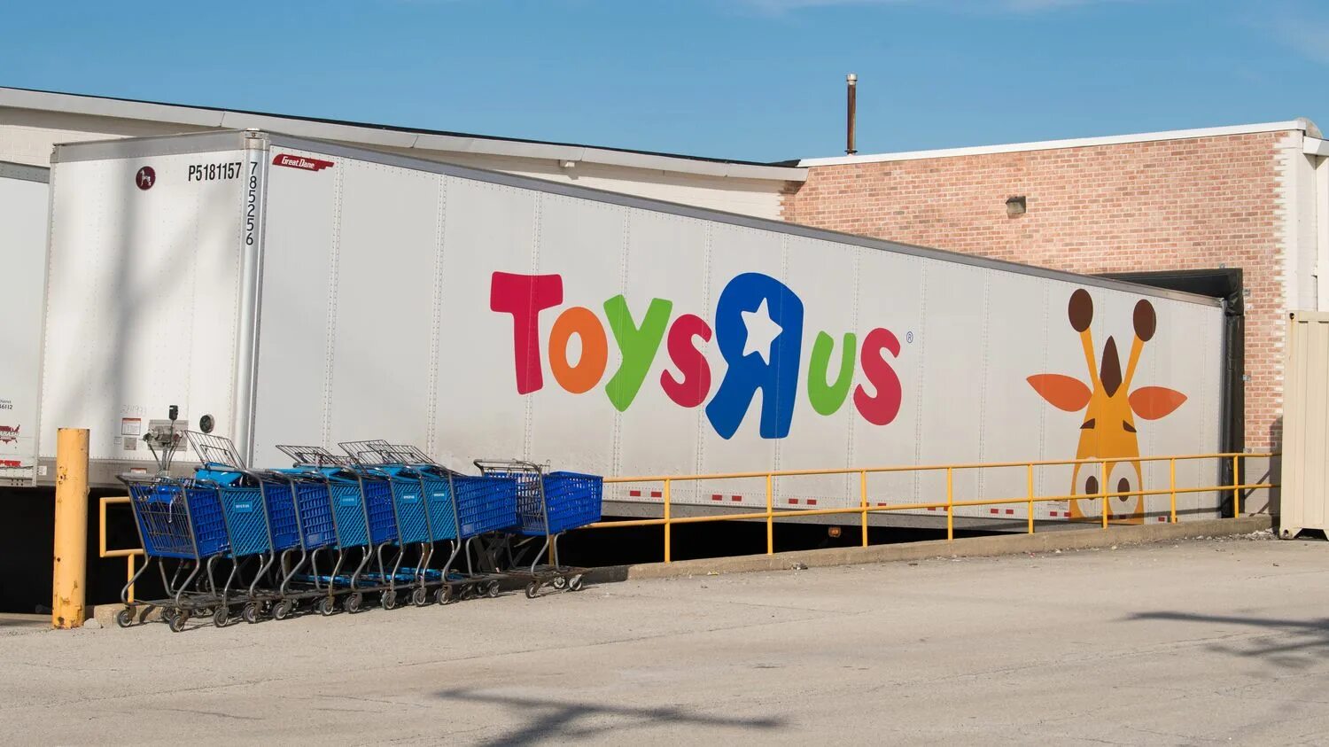 Компания toy. Toys r us. Магазин игрушек Toys r us. Toys r us закрывается. Логотип Toys r us.