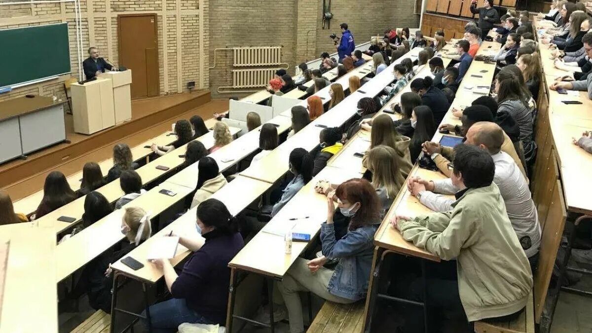 Занятия в аудитории. Юрфак мгу аудитории. Студенческая аудитория амфитеатр мгу. Лекция в университете. Лекционный зал в вузе.