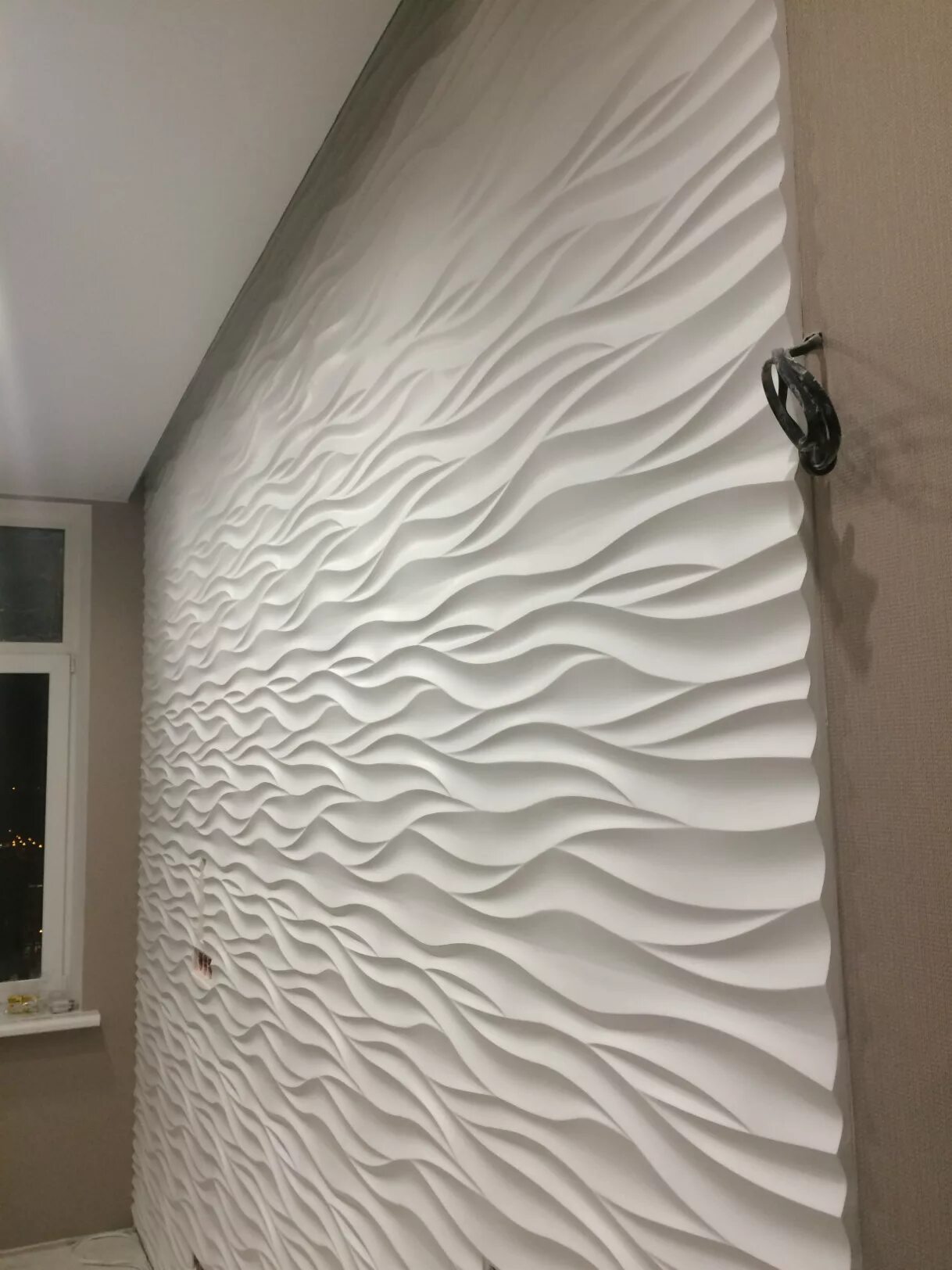 барельеф в интерьере. декоративная штукатурка панно. 3d панель "волна аравийская". декоративная отделка. отделка стен барельефом.