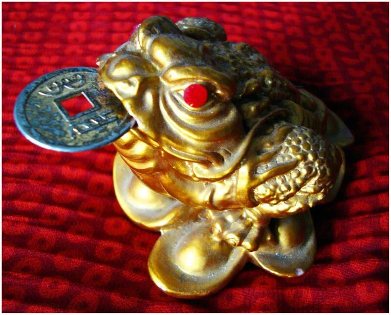 лягушка талисман для денег фэн шуй. денежная жаба. фен шуй денежная жаба. денежная жаба. денежная жаба куда поставить дома.
