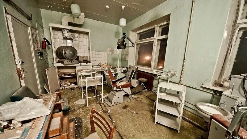 Госпиталь войны ульяновск. Заброшенный абортарий Уфа. Старое оборудование в больницах. Заброшенный кабинет в больнице. Старая больница.