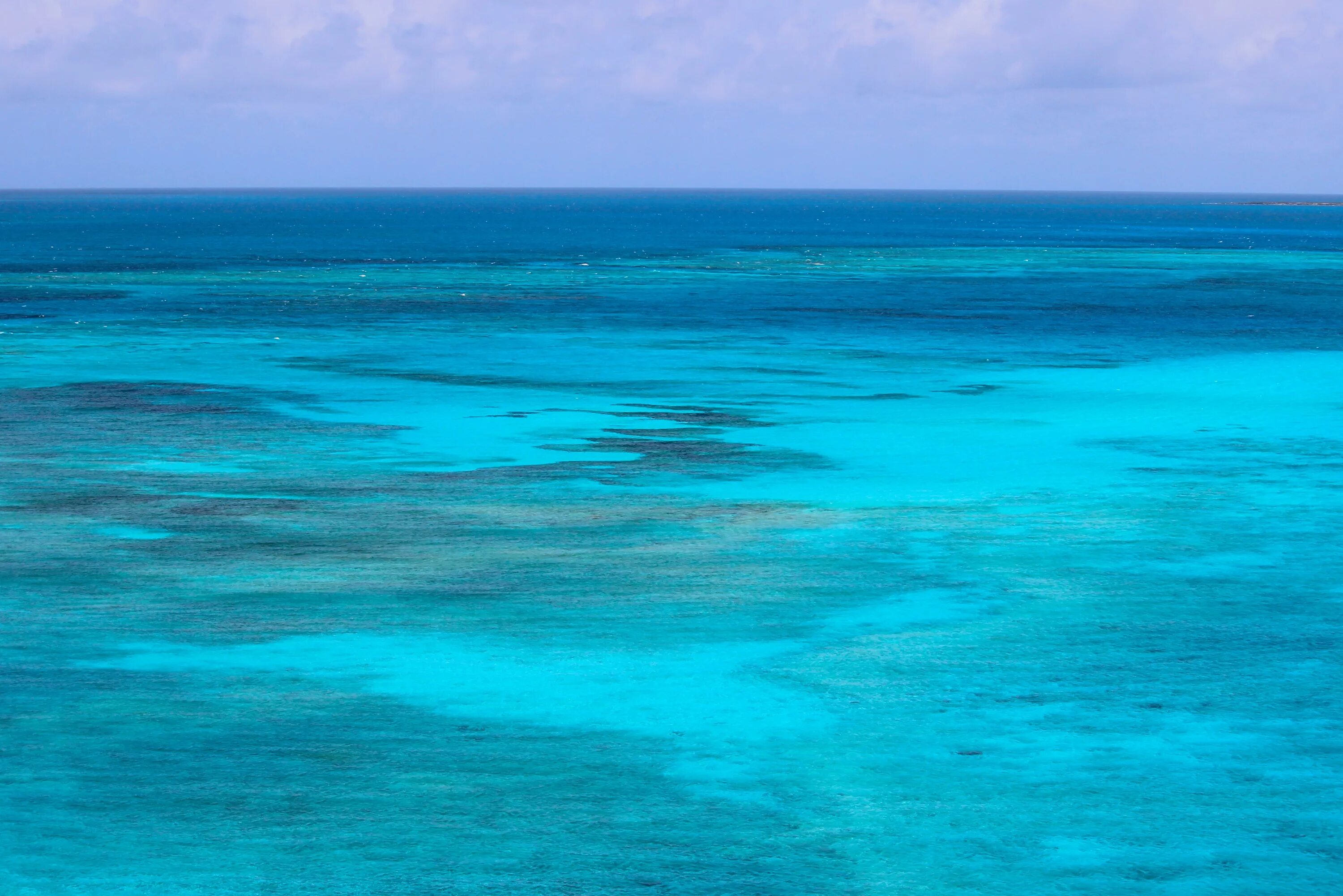 Океан голубая вода. Океан бирюзовая вода. Бирюзовое море. Голубое море. Цвет моря.