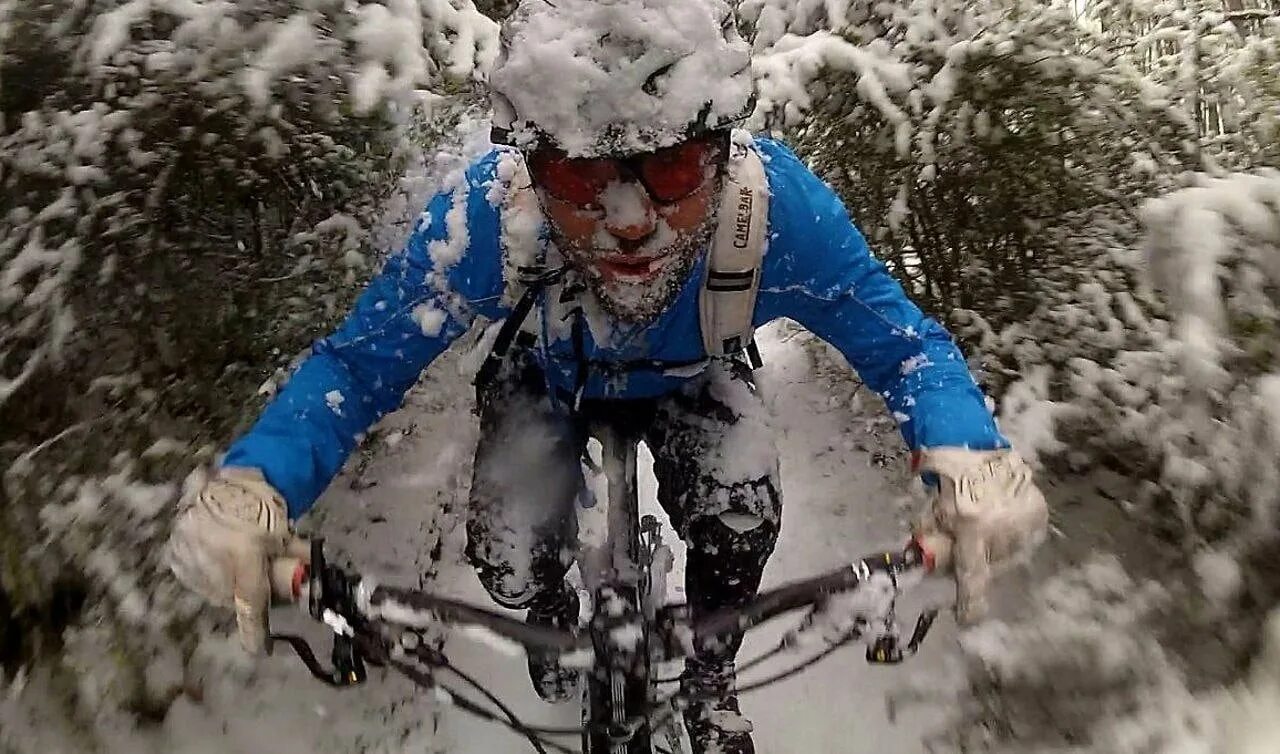 Велосипедист зимой. Велосипедист в снегу. Замерзший велосипедист. На Велике зимой. От холодного встречного ветра у лыжников замерзли