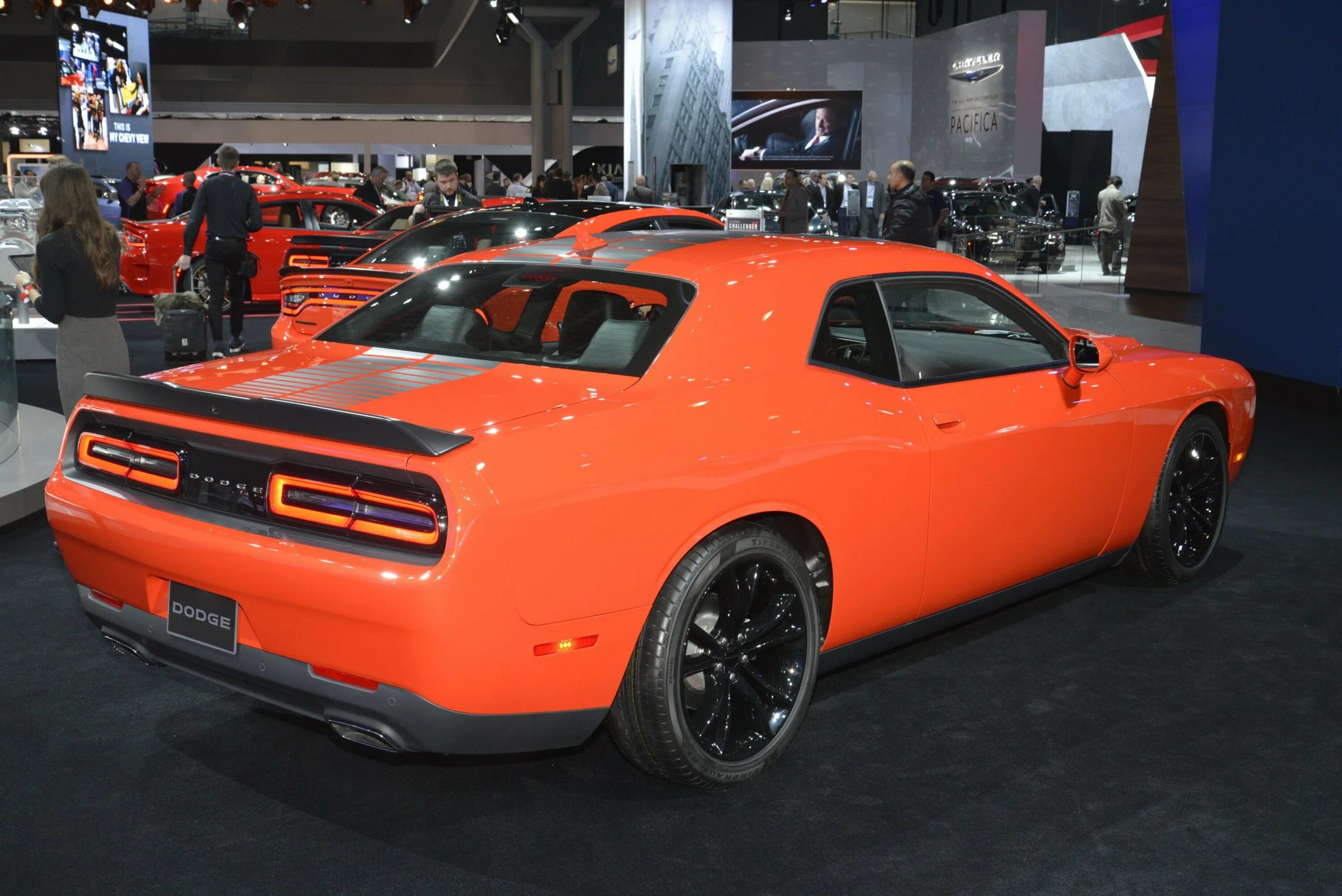 Вес челленджера. Dodge Challenger оранжевый. Dodge Challenger srt оранжевый. Dodge Challenger 2018 оранжевый. Dodge Challenger 2015 Orange.