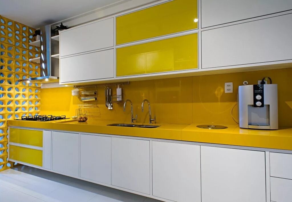 Кухня в желтом цвете. Кухонный гарнитур желтого цвета. Кухня с желтым фартуком. Желтый кухонный гарнитур в интерьере.