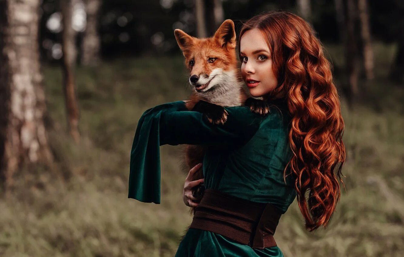 Рыжая fox. Ред Фокс девушка. Рыжие девушки. Рыжая девочка с лисой. Рыжая девушка с лисой.