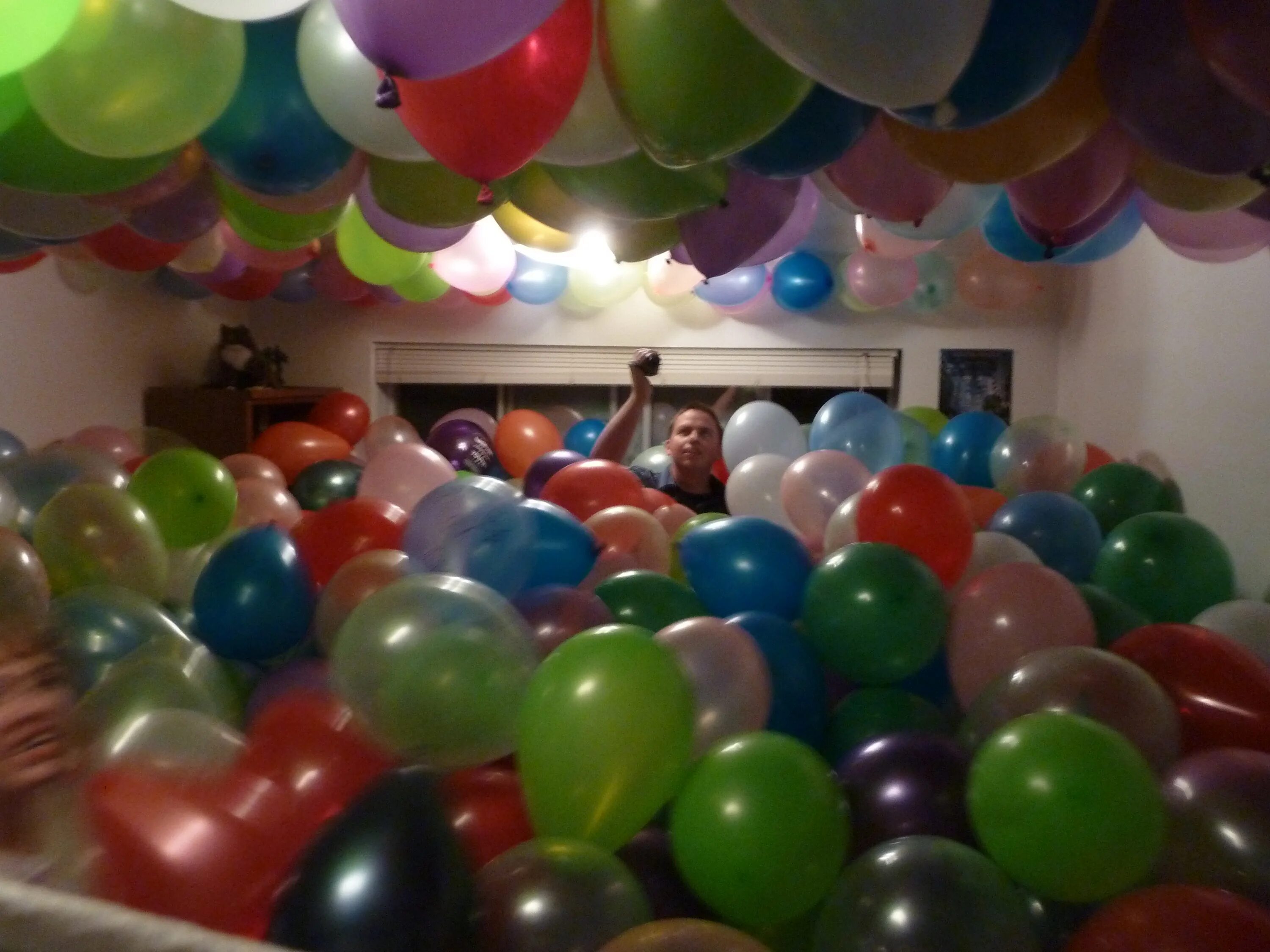 Сто шарами. Комната с шариками на день рождения. Много шариков в комнате. Комната в гелевых шарах. Комната в надувных шарах.